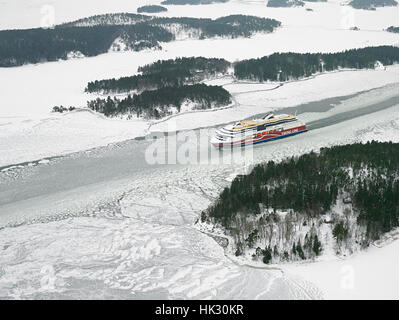 Ferry de croisière Viking GRACE navigue dans les eaux glacées de l'archipel de Stockholm Banque D'Images