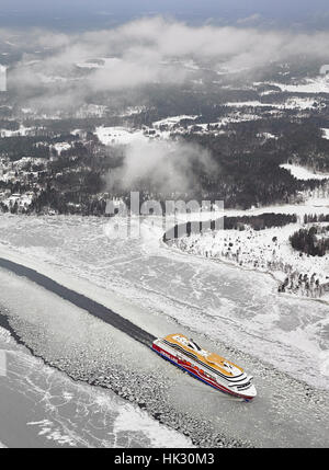 Ferry de croisière Viking GRACE navigue dans les eaux glacées de l'archipel de Stockholm Banque D'Images