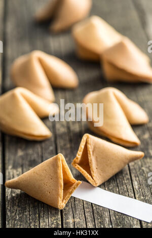 La fortune cookies sur la vieille table en bois. Banque D'Images