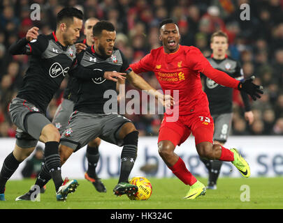 Le centre de Liverpool, Daniel Sturridge (à droite) en action avec Southampton Ryan Bertrand (centre) et Maya Yoshida lors de la demi-finale de la Coupe EFL, jambe deuxième match à Anfield, Liverpool. Banque D'Images