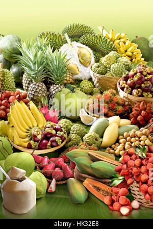 Fruits tropicaux sur des feuilles de banane background Banque D'Images