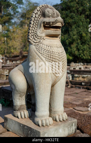 Statue Lion près de terrasse des éléphants, Angkor Thom, Parc archéologique d'Angkor, Siem Reap, Cambodge Banque D'Images