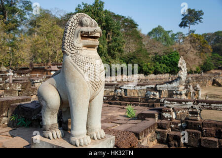 Statue Lion près de terrasse des éléphants, Angkor Thom, Parc archéologique d'Angkor, Siem Reap, Cambodge Banque D'Images