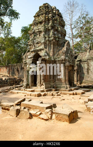 Tour et diminué la maçonnerie, Ta Prohm Temple, Parc archéologique d'Angkor, Siem Reap, Cambodge Banque D'Images