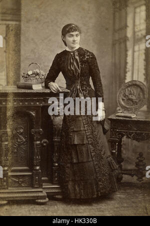 C1890 Carte Antique cabinet photo, finement habillé jeune femme à Boston, Massachusetts, États-Unis. Banque D'Images