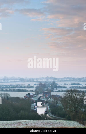 Napton on the Hill. Canal d'Oxford au lever du soleil sur un matin d'hiver glacial Décembre. Le Warwickshire, Angleterre Banque D'Images