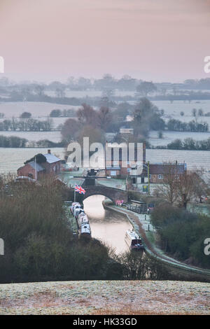 Napton on the Hill. Canal d'Oxford au lever du soleil sur un matin d'hiver glacial Décembre. Le Warwickshire, Angleterre Banque D'Images