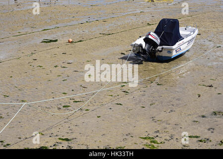 Motor Yacht plusieur bateaux amarrés dans le port de St Ives, Cornwall, à marée basse, montrant amarres et du sable mouillé Banque D'Images