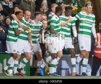 Dedryck Boyata du Celtic (deuxième à droite) célèbre marquant son but d'ouverture latérale pendant le Ladbrokes Premiership match écossais au Celtic Park, Glasgow. Banque D'Images