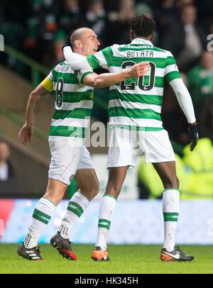 Dedryck Boyata du Celtic (à droite) célèbre marquant son but d'ouverture latérale avec Scott Brown lors de la Ladbrokes Scottish Premiership match au Celtic Park, Glasgow. Banque D'Images