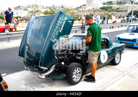 6 octobre 2016, la baie de Mellieha, Malte, Triq Il-Marfa - Triumph Spitfire, à la Malta Classic 2016 avant la course. Banque D'Images