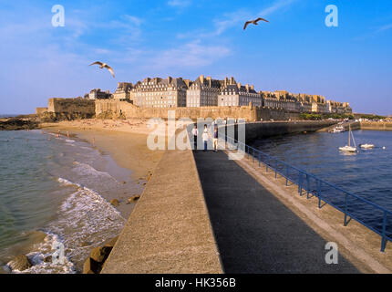 Vue de Saint Malo, Bretagne, France du port les murs Banque D'Images