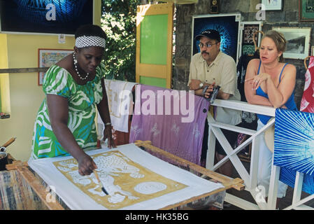 Les touristes regardant woman painting Banque D'Images