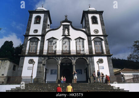 L'église Nossa Senhora do Monte surplombant Funchal Madeira Banque D'Images