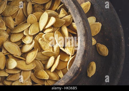 Les graines de citrouille rôties dans la cuvette d'argile rustique. Vue d'en haut Banque D'Images