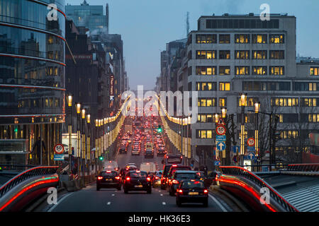 Le trafic interurbain en soirée à Bruxelles, Rue de la Loi, mène de la quartier européen de la ville centre, embouteillage, Banque D'Images