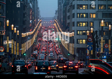 Le trafic interurbain en soirée à Bruxelles, Rue de la Loi, mène de la quartier européen de la ville centre, embouteillage, Banque D'Images