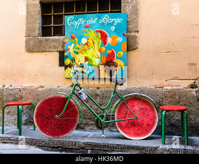 Vieille bicyclette verte avec roues ressemblant à une tranche de pastèque, Florence, Italie. Banque D'Images