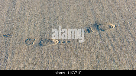 Des empreintes de pas dans le sable, Sennen Cove, Cornwall, UK Banque D'Images