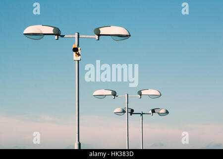 Les lampadaires blanc contre un ciel bleu dans une journée ensoleillée Banque D'Images