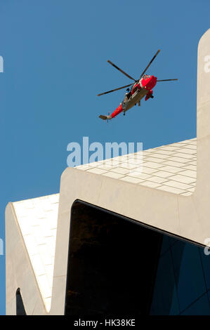 Hélicoptère de sauvetage dans l'air au-dessus de la Transport Museum Glasgow Banque D'Images