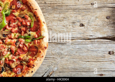 La pizza sur une surface en bois Banque D'Images