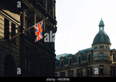 Gros plan d'une rue de Manchester avec l'Union Jack à la lumière par le soleil Banque D'Images