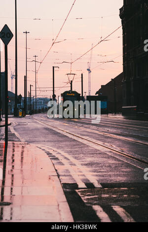 Coucher du soleil à Manchester avec un tram dans la distance Banque D'Images