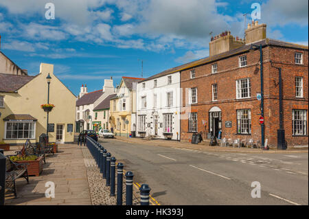 Les Sops et bâtiments sur Castle Street Beaumaris. Banque D'Images