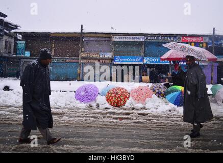 Srinagar, Inde. 25 Jan, 2017. Les effets de fortes chutes de neige dans le marché pléthore de sopore quelque 55 kilomètres de Srinagar, la capitale d'été du Cachemire sous contrôle indien : Eeshan Crédit Peer/Pacific Press/Alamy Live News Banque D'Images