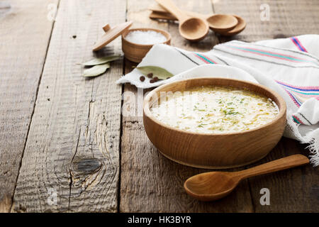 Soupe kapusniak choucroute ukrainien avec mil sur table rustique à bol en bois, soupe d'hiver traditionnel Banque D'Images