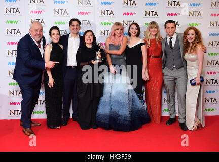 La distribution d'appeler la sage-femme dans la salle de presse avec la meilleure période Drama Award au National Television Awards 2017, tenu à l'O2 Arena, Londres. ASSOCIATION DE PRESSE Photo. Photo Date : 25 janvier, 2017. Voir PA Story SHOWBIZ NTAs. Crédit photo doit se lire : Ian West/PA Wire Banque D'Images