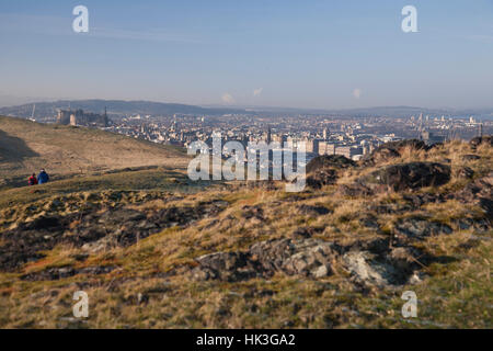 Edimbourg ville vue de Salisbury Crags sur Arthur's Seat, Ecosse Banque D'Images