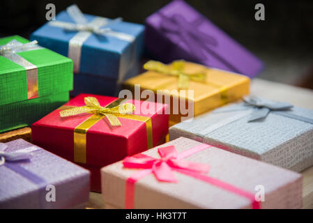 Divers couleur de noël et bonne année récompense cadeaux pile, maison de vacances présente célébration accueil concept carte background, selective focus. Banque D'Images