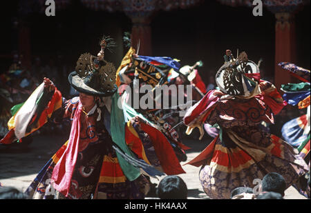 Black Hat danseuses à la paro, Tshechu mask dance festival, dans le Dzong de Paro, Bhoutan Banque D'Images