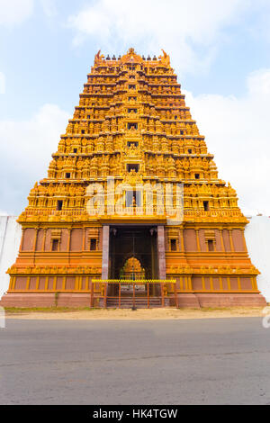 Centré avant de l'entrée d'or tour gopuram, Vaasal Swarna, du Nallur Kandaswamy Kovil Temple Hindou à Jaffna Banque D'Images