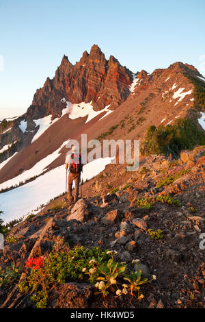 Backpacker près du sommet de la montagne à trois doigts Jack dans le centre de l'Oregon Banque D'Images