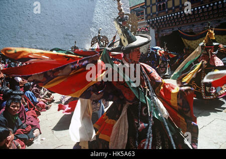 Black Hat danseuses à la paro, Tshechu mask dance festival, dans le Dzong de Paro, Bhoutan Banque D'Images