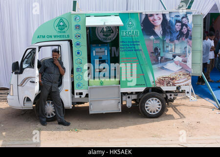 HYDERABAD, INDE - JANVIER 19,2017 Banques sont le déploiement de guichets mobiles à travers l'Inde pour aider les citoyens à surmonter le manque de liquidités Après démonétisation. Banque D'Images