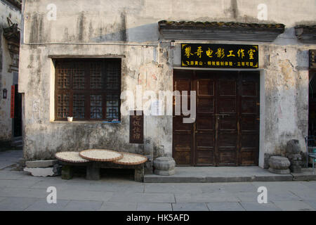 La vie de la rue dans l'ancien village de Xidi, Anhui, Chine Banque D'Images