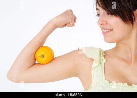 Femme avec orange, de l'alimentation avec des vitamines Banque D'Images