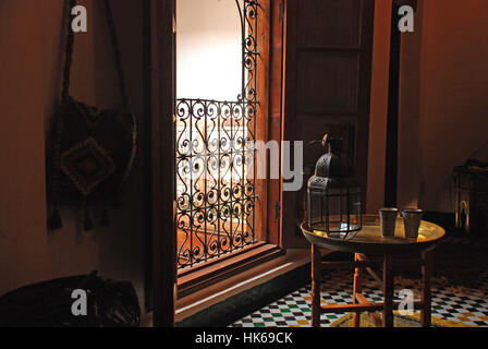 Maison marocaine traditionnelle dans la salle Fez Maroc Banque D'Images