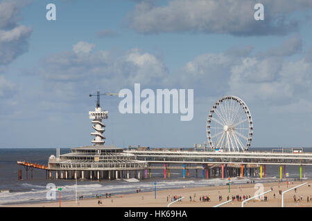 Pier avec saut à tour et grande roue, plage, à Scheveningen, à La Haye, Hollande, Pays-Bas Banque D'Images