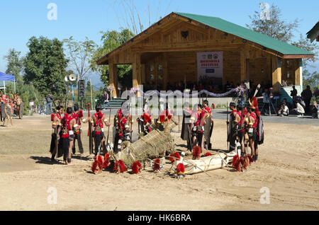 Les tribus du Nagaland sont afficher leurs coutumes et danses à la grande showground du hornbill-festival Banque D'Images