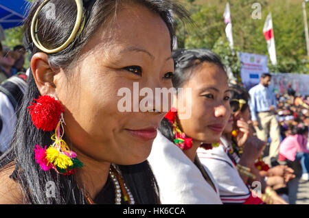 Il y a un mélange de peuples tribaux et leurs coutumes d'expérience à hornbill-festival chaque année à kohima Banque D'Images