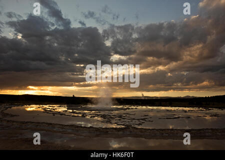 WY02193-00...WYOMING - Coucher du soleil à Great Fountain Geyser sur la Firehole Lake Drive dans le Parc National de Yellowstone. Banque D'Images