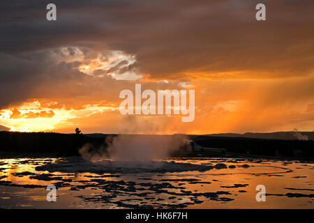 WY02198-00...WYOMING - Coucher du soleil à Great Fountain Geyser sur la Firehole Lake Drive dans le Parc National de Yellowstone. Banque D'Images