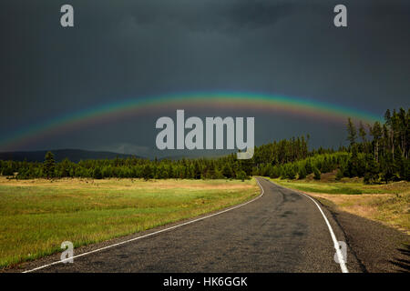 WY02216-00...WYOMING - arc-en-ciel sur le lac Firehole Drive dans le Parc National de Yellowstone. Banque D'Images