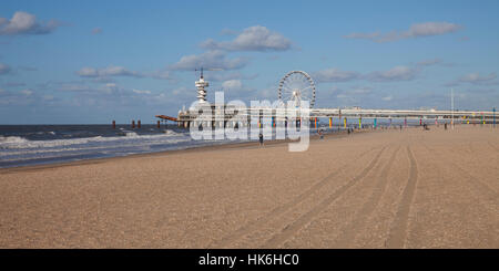 Pier avec saut à tour et grande roue, plage, à Scheveningen, à La Haye, Hollande, Pays-Bas Banque D'Images