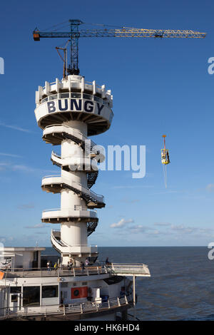 La tour de saut à l'élastique sur la jetée, Scheveningen, à La Haye, Hollande, Pays-Bas Banque D'Images